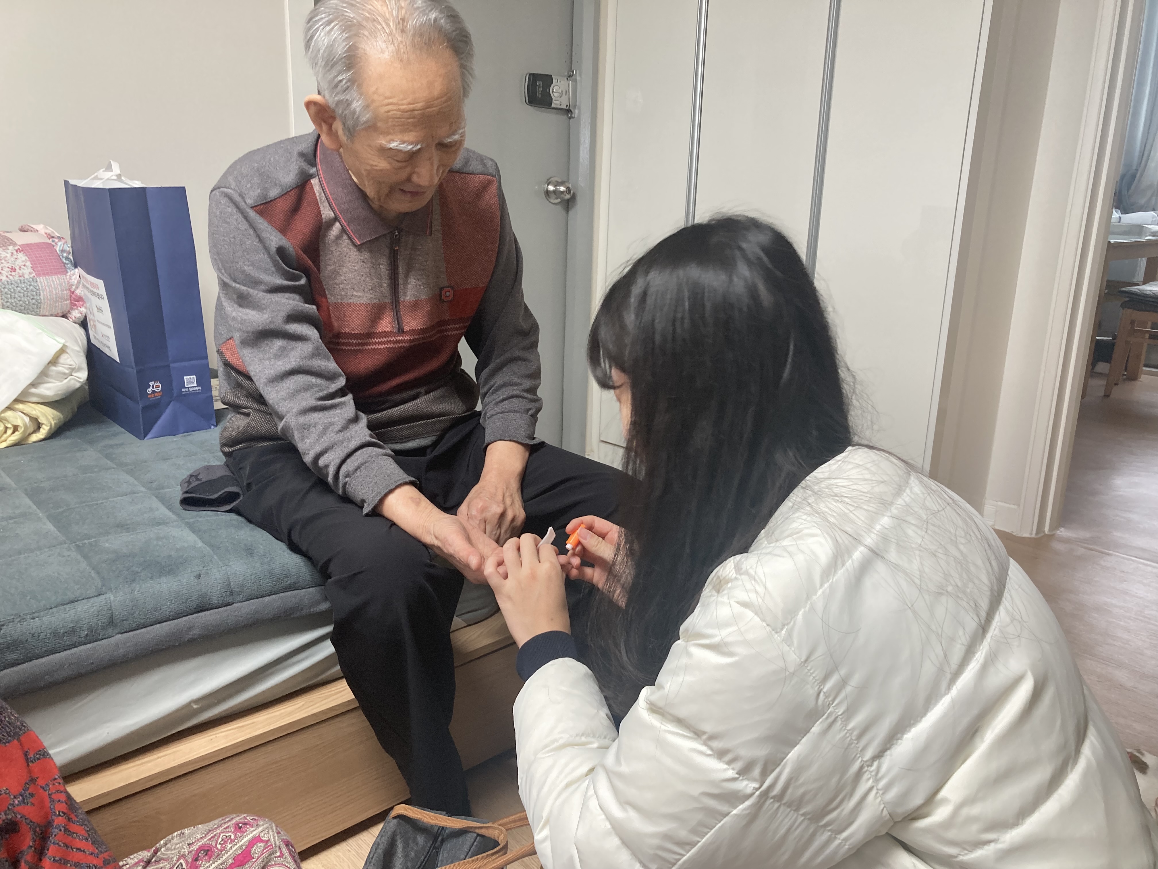 연수구 옥련2동지역사회보장협의체가 어르신들에게 감사의 마음과 위로를 전달하고 기초건강 확인과 복지 욕구 상담을 제공하는 어르신 생신 축하 사업을 운영한다